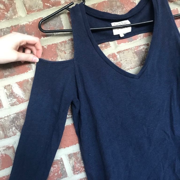 Cold shoulder sweater - Picture 2 of 3